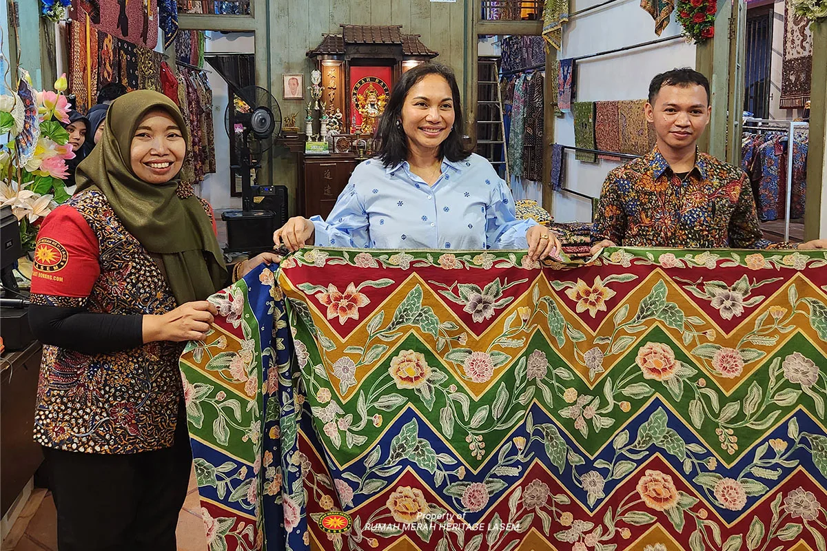 Paulina Pandjaitan adalah putri sulung Luhut Binsar Pandjaitan dan Devi Simatupang serta istri dari Maruli Simanjuntak.