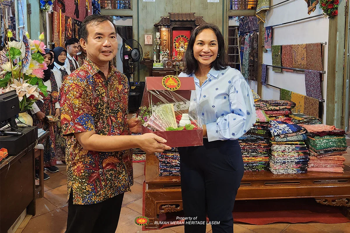 Paulina Pandjaitan adalah putri sulung Luhut Binsar Pandjaitan dan Devi Simatupang serta istri dari Maruli Simanjuntak.
