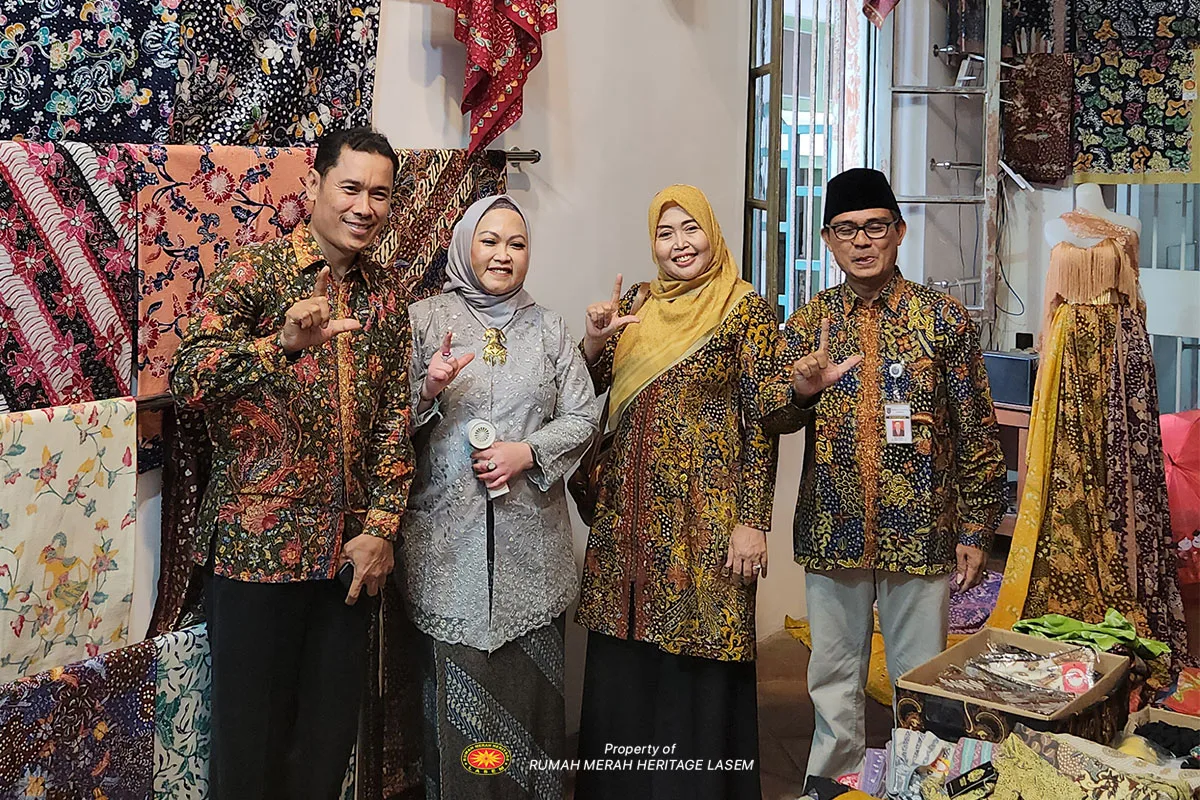 Katharine Grace adalah istri Fadli Zon yang pernah menjabat sebagai Sekretaris Perusahaan PermataBank dan sebelumnya bekerja sebagai Senior Associate di kantor konsultan hukum Hadiputranto, Hadinoto & Partners.